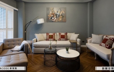 在白藍墨綠之間展開的英倫現代宅邸